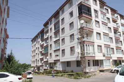 Apartmanin 4'Üncü Katindan Düsen Zihinsel Engelli Çocuk Yasama Tutunamadi