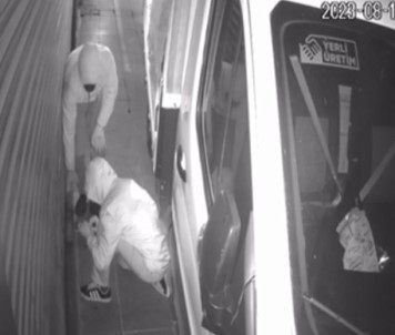 Fatih'te Sürünerek Girdikleri Dükkandan Hirsizlik Yaptilar