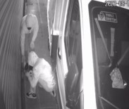 Fatih'te Sürünerek Girdikleri Dükkandan Hirsizlik Yaptilar