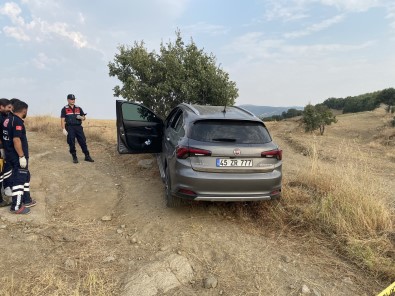 Agaca Çarpan Otomobilde Bilekleri Ve Boynu Kesilmis Erkek Cesedi Bulundu