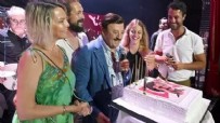 Doğum gününü sahnede kutladı