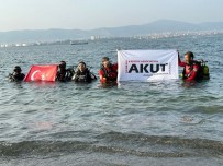 Marmara Depreminin 24. Yil Dönümünde Batik Sehre Dalarak Bayrak Açtilar