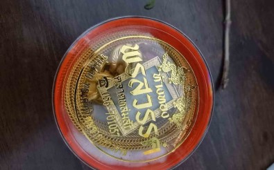 Tayland'da Buldugu Altinlari Polise Götüren Temizlikçiye Belediye Baskanindan Ödül