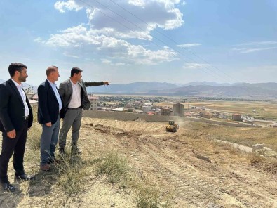 Üç Muhtarin Girisimiyle Yüksekova'ya 50 Yil Yetecek Mezarlik Yapiliyor