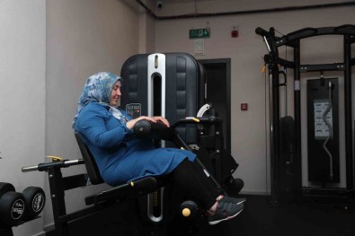 55 Yasindaki Kadin Vefahane'de Yaptigi Sporla Bastonunu Atti