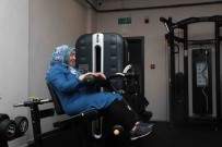 55 Yasindaki Kadin Vefahane'de Yaptigi Sporla Bastonunu Atti