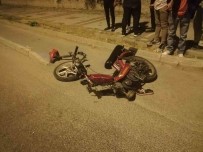 Çarpisan Iki Motosikletten Biri Parçalandi, 4 Kisi Yaralandi