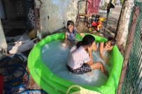 Denize Gidemeyince,Sisme Havuzda Serinlediler