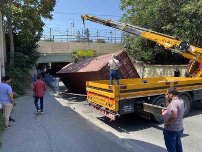 'Dikkat Düsük Köprü' Tabelasini Görmeyen Tir Sürücüsü Alt Geçide Çarpti