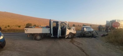Sürücü Degistirmek Isteyen Kamyonete Otomobil Çarpti, 2 Kisi Öldü