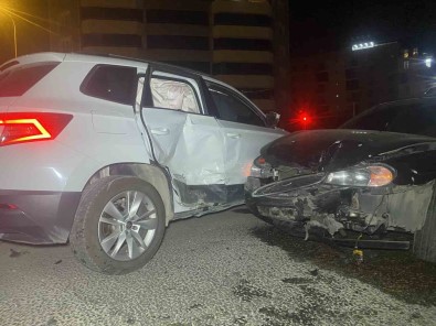 Usak'ta Iki Otomobil Kavsakta Çarpisti Açiklamasi 5 Yarali