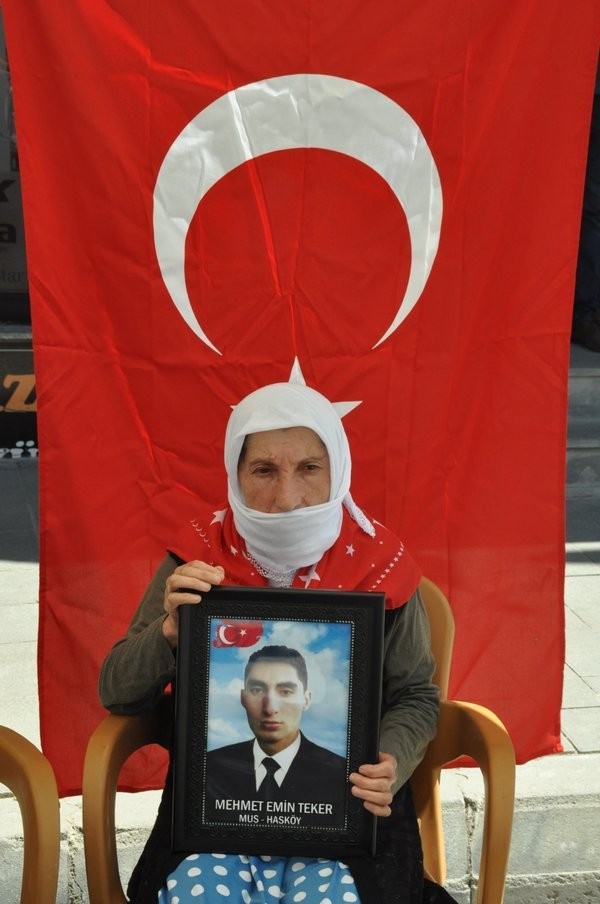 HDP il binası önündeki evlat nöbeti devam ediyor