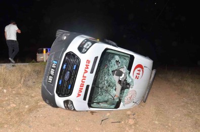 Ambulansin Sarampole Devrilmesi Sonucu 5 Kisi Yaralandi