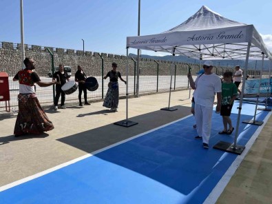 Rus Turistler Amasra'da Davul Zurna Ve Köçeklerle Karsilandi