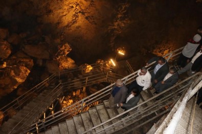 Ziyaretçi Akinina Ugruyor