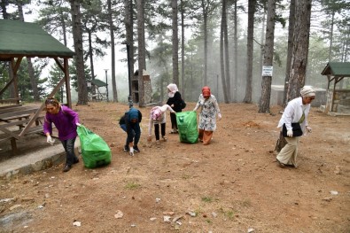 Zorkun Yaylasi Senlik Tepesinde Çevre Temizligi Yapildi