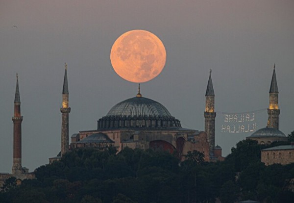 'Süper Ay' görenleri kendine hayran bıraktı