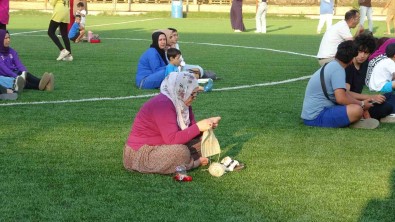 Manus Baba'yi El Isi Yaparak Bekledi