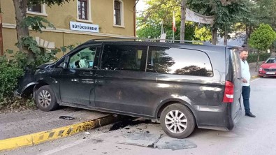 Turistleri Tasiyan Minibüs Agaca Çarpti Açiklamasi 6 Yarali