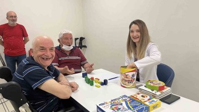 Geriatri Atölyesi'nde Yaslilara Destek Olunuyor