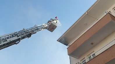 Kuru Ot Yangini Yatak Deposu Ve Apartmana Siçradi