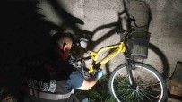 Çalinan Bisikleti Bulan Polis Sahibine Teslim Etti