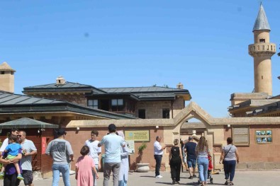 Hacibektas'i 1 Haftada 135 Bin Kisi Ziyaret Etti