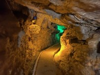 Yaz Aylarinin Serinleten Magarasi Sifa Dagitiyor