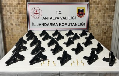 Antalya'da 25 Adet Ruhsatsiz Tabanca Ele Geçirildi