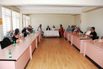 Gediz'de Özel Ögrenciler Ögretmenlerini Mutlu Gününde Yalniz Birakmadilar