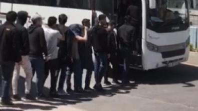 İstanbul’da minibüse baskın yapıldı: 35 kaçak göçmen kıskıvrak yakalandı