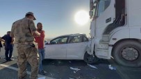 Sirnak'ta Tirin Çarptigi Otomobil Metrelerce Sürüklendi Açiklamasi 1 Ölü, 2 Yarali
