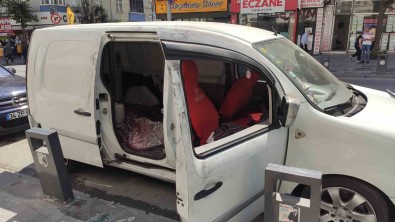 Sultangazi'de Ayni Yöntem Ile 2 Aracin Camini Patlatan Hirsizlar 75 Bin Lira Degerinde Ses Sitemlerini Çaldi