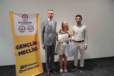 Yabanci Dil Egitimini Tamamlayan 50 Genç Sertifikalarini Aldi