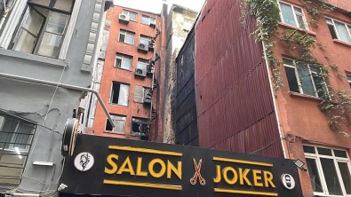 Beyoglu'nda Otelin Dis Cephesi Alev Alev Yandi