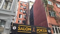 Beyoglu'nda Otelin Dis Cephesi Alev Alev Yandi