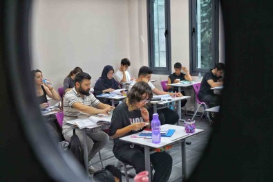 Kayapinar Belediyesi'nin Egitim Kursularina Katilan 557 Ögrenci Üniversiteye Yerlesti