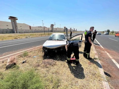 Aksaray'da Otomobil Refüje Çikti Açiklamasi 2 Yarali