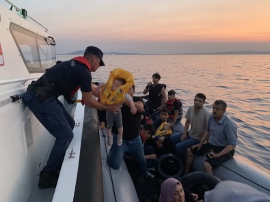 Ayvalik'ta Türk Karasularina Itilen 37 Göçmen Kurtarildi