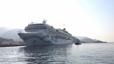 Dev Yolcu Gemisi Marmaris Limani'na Demir Atti