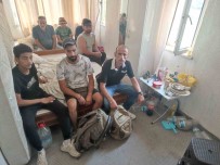 Kapali Otelden 16 Düzensiz Göçmen Çikti, Isletmeci Tutuklandi