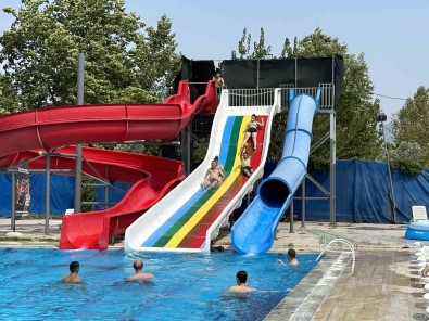 (ÖZEL) Türkiye'nin En Sicak Yerinde Havuz Keyfi