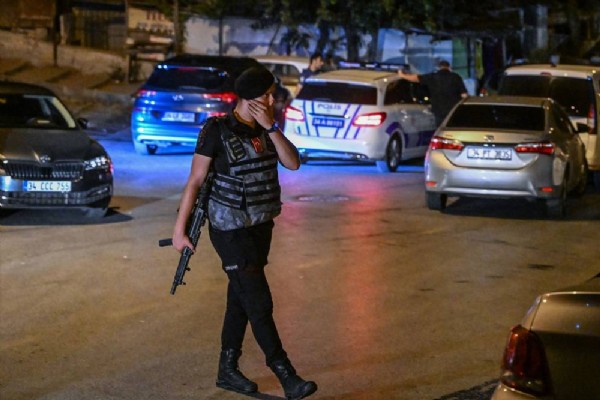 Kağıthane'deki uyuşturucu operasyonunda uzun namlulu silahlarla saldırı: Bir polis şehit oldu bir polis ağır yaralandı
