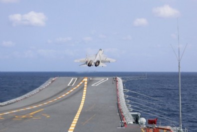 Bir bölgede daha savaş çanları! Abluka altına aldılar: 9 gemi 32 askeri uçak bölgede...