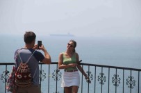 Nemden Görünmeyen Toros Daglarinin Eteginde Sahiller Doldu Tasti