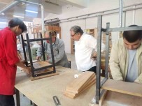 Okul Siralarinin Bakimi Gönüllü Ögretmen Ve Ögrencilere Emanet