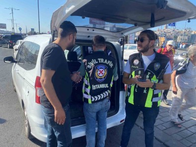 Turistle Pazarlik Yapinca Çalisma Belgesi Iptal Edildi, Sinirlenen Taksici Aracina Vurdu