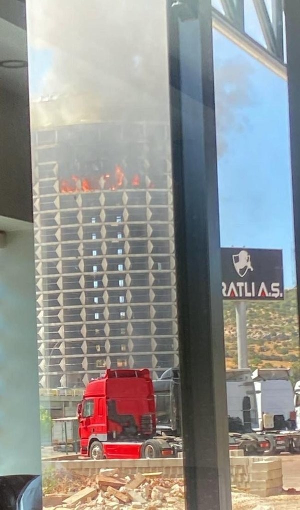 Gaziantep'te 17 katlı otelde yangın