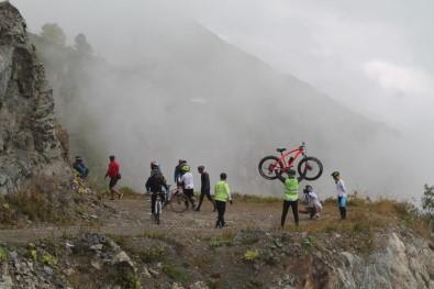 30 Cesur Bisikletli Dünyanin En Tehlikeli Yolunda Bisiklet Sürdüler