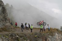 30 Cesur Bisikletli Dünyanin En Tehlikeli Yolunda Bisiklet Sürdüler